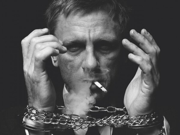 Daniel Craig smoking